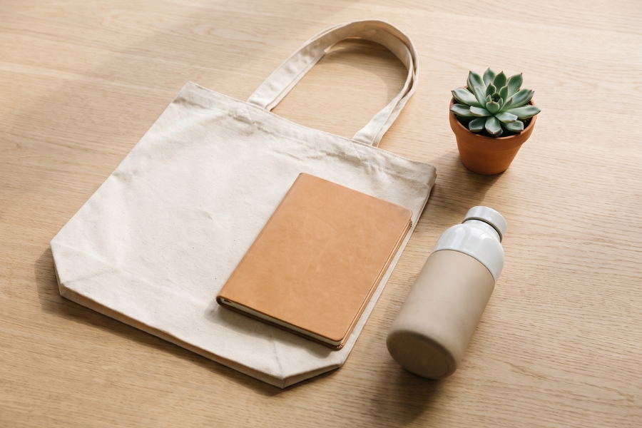 Welcome your employees as they deserve! This is a basic employee welcome kit with tote bag, notebook, water bottle and succulent plant